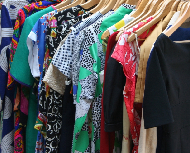 magasin-BRUE AURIAC-min_dresses_apparel_clothing_clothes_clothes_hangers_wooden_hangers_retail_shop_closet-1149845